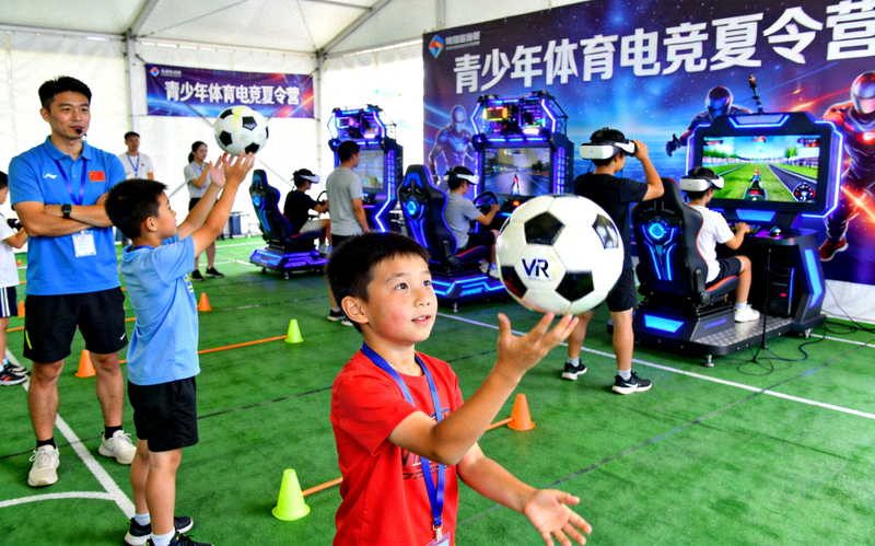 青少年体育电竞夏令营活动现场 - 孩子们在指导下进行体育活动
